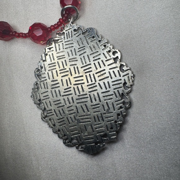 Elegant Red Beaded Necklace with Ornate Pendant - Picture 4 of 4